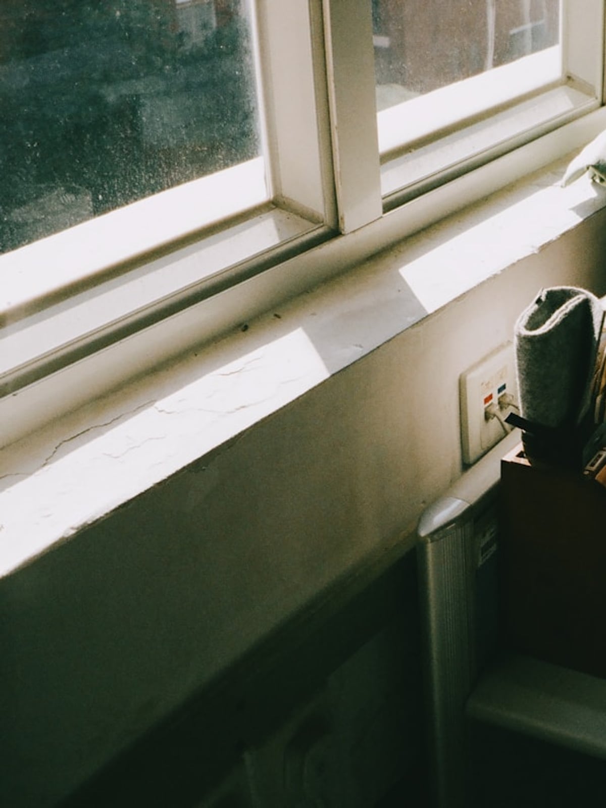 Libros y anteojos sobre mesa junto a ventana: coworking por día en LORENZANA 781, Guadalajara