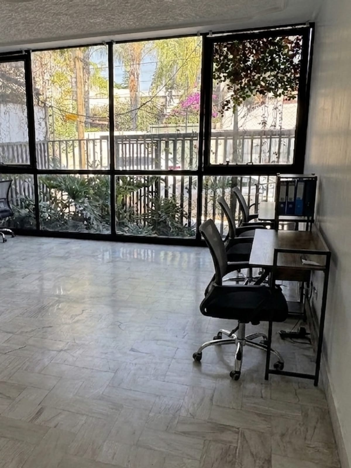 Sobres y correspondencia oficial sobre mesa cálida: domicilio fiscal en Guadalajara atendido por contadores
