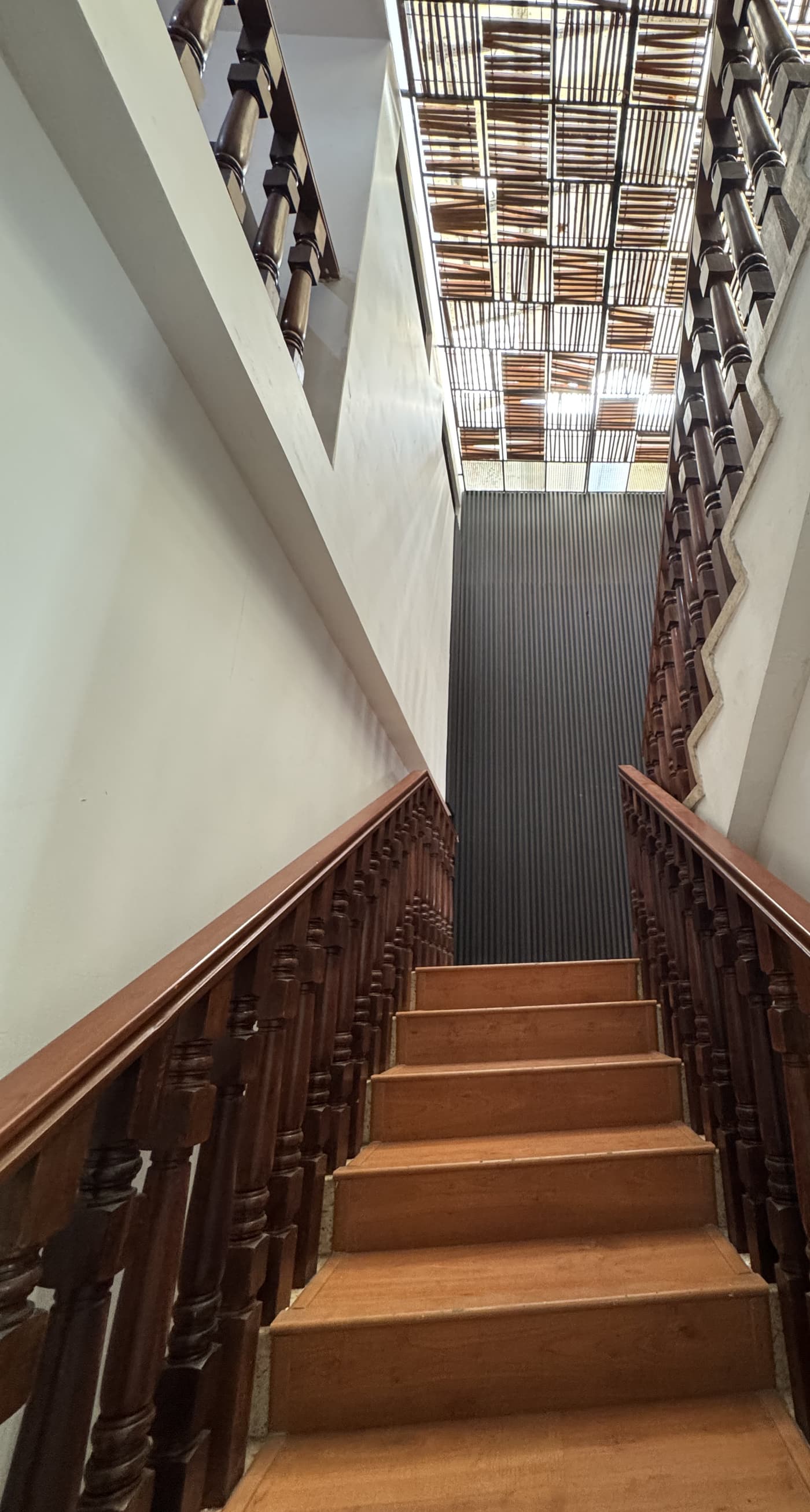 Escalera interior de madera con barandales torneados en LORENZANA 781, casa empresarial boutique en Guadalajara