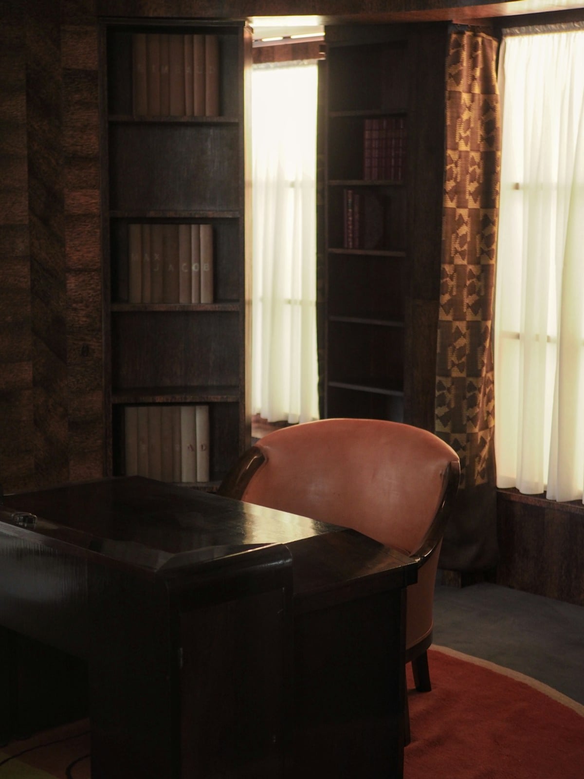 Oficina privada amueblada con escritorio de madera y estantería: suite boutique en LORENZANA 781, Guadalajara